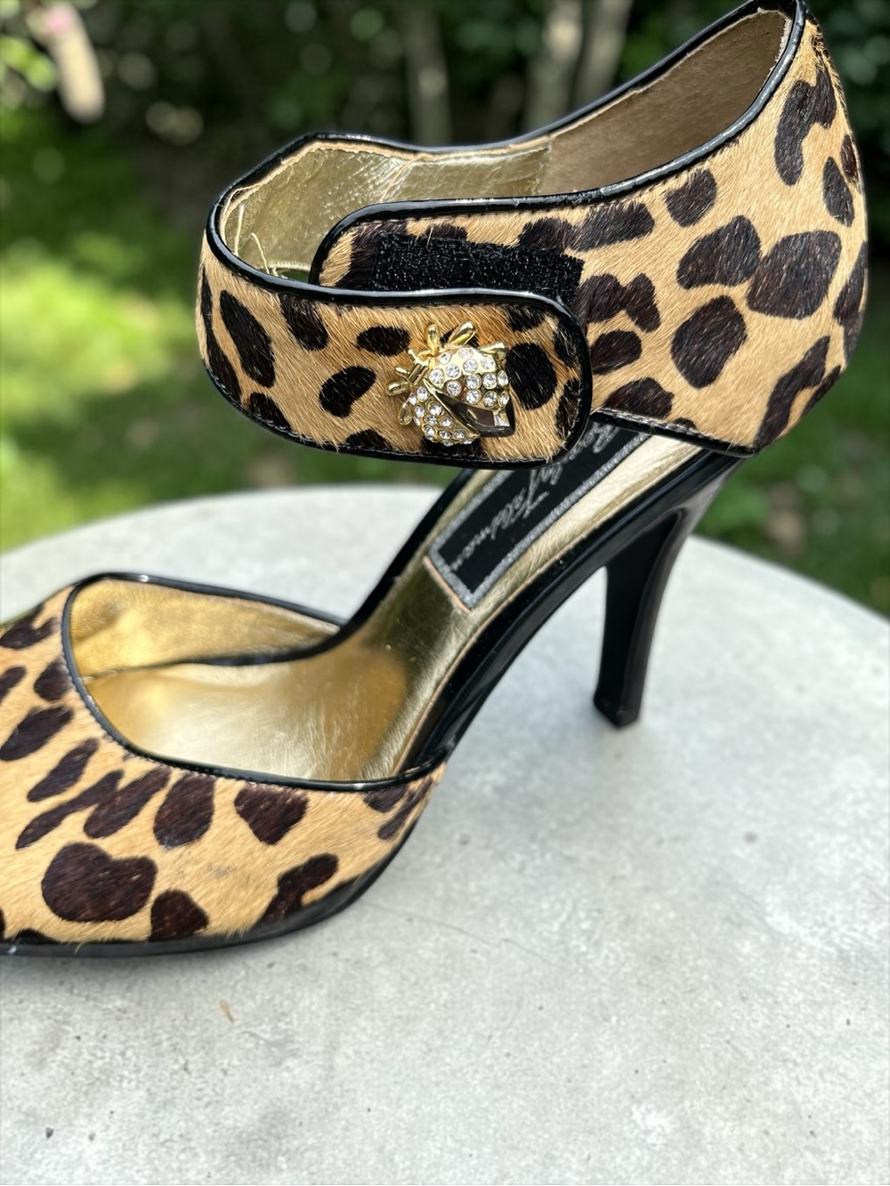 Beverly Feldman Leopard Print Calf Hair Stiletto Heels 8M Ladybug Accent - Picture 3 of 9
